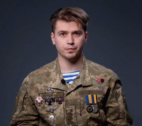 Старший лейтенант десантно-штурмових військ Максим Авраменко (позивний Богун) нині має багато бойових нагород, але найпершою відзнакою вважає нагороду Долі, яка звела його з інструктором з Черкас… Старший лейтенант десантно-штурмових військ Максим Авраменко (позивний Богун) нині має багато бойових нагород, але найпершою відзнакою вважає нагороду Долі, яка звела його з інструктором з Черкас…