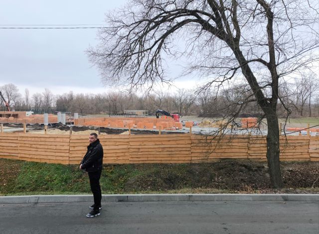 Сергій Котман, директор спортивного комплексу "Колос", показує місце, де має бути футбольне поле Сергій Котман, директор спортивного комплексу "Колос", показує місце, де має бути футбольне поле