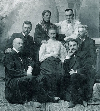 На відкритті памятника Котляревському в Полтаві 1903 рік Зліва направо Коцюбинський Стефаник, Олена Пчілка, Леся Українка, Михайло Старицький