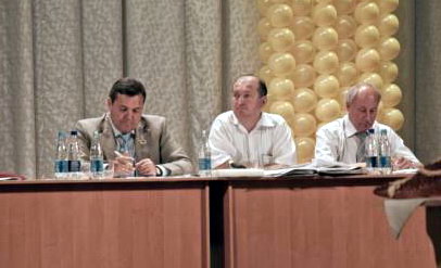 Заступники Сергія Терещука по керівництву облосередку НПУ тепер сидять у президії обласної ради - Валерій Черняк (крайній справа) є головою ради від Партії регіонів, а Василь Касян - його заступник Заступники Сергія Терещука по керівництву облосередку НПУ тепер сидять у президії обласної ради - Валерій Черняк (крайній справа) є головою ради від Партії регіонів, а Василь Касян - його заступник