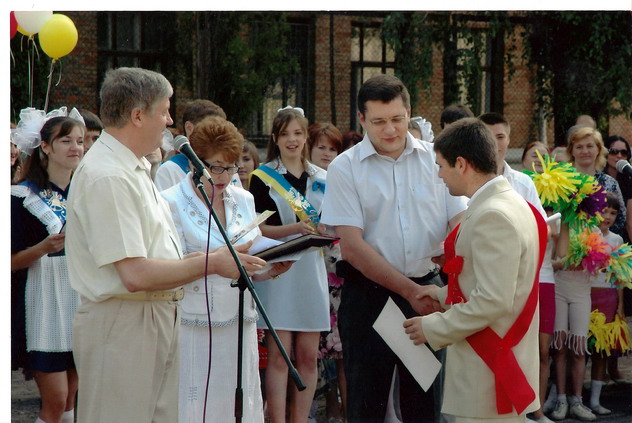 Випускнику Казаряну диплом вручав міський голова Черкас Сергій Одарич. Нині Нарек - член політичної команди мера Випускнику Казаряну диплом вручав міський голова Черкас Сергій Одарич. Нині Нарек - член політичної команди мера