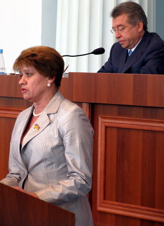 "Батьківщина" брала участь у засіданні сесії, але не спромоглася й слова сказати публічно щодо своєї позиції. Владу критикувала знову одна депутат Майборода "Батьківщина" брала участь у засіданні сесії, але не спромоглася й слова сказати публічно щодо своєї позиції. Владу критикувала знову одна депутат Майборода