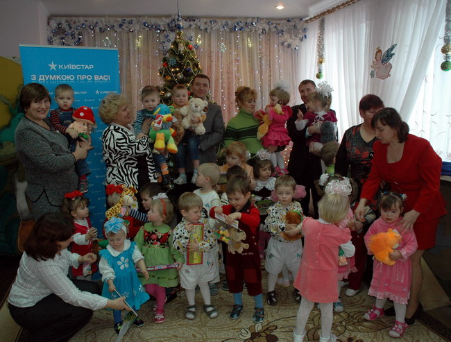Крім допомоги від компанії, "Київстар" закликає своїх працівників і до волонтерської допомоги Крім допомоги від компанії, "Київстар" закликає своїх працівників і до волонтерської допомоги