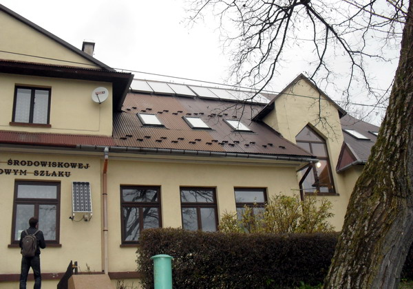 Початкова школа у Завої. З турботою про довкілля: за рахунок різноманітних фондів на даху школи встановили сонячні батареї та переобладнали котельню, яка працює на еко-горошку Початкова школа у Завої. З турботою про довкілля: за рахунок різноманітних фондів на даху школи встановили сонячні батареї та переобладнали котельню, яка працює на еко-горошку