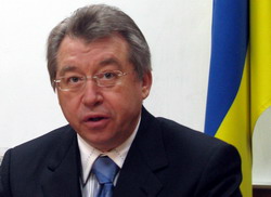 "Не можна цю тему віддавати на відкуп різним політиканам, які в житті і палець об палець не вдарили!" "Не можна цю тему віддавати на відкуп різним політиканам, які в житті і палець об палець не вдарили!"
