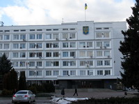 Міська влада хоче до невпізнанності змінити і споруду виконкому , і площу коло неї Міська влада хоче до невпізнанності змінити і споруду виконкому , і площу коло неї