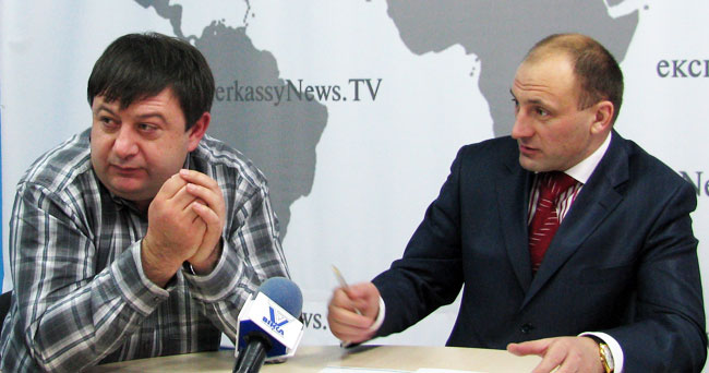 Анатолій Бондаренко (справа) переконує Олександра Радуцького, що бютівці таки не приєднуватимуться до можливої більшості в міськраді Анатолій Бондаренко (справа) переконує Олександра Радуцького, що бютівці таки не приєднуватимуться до можливої більшості в міськраді