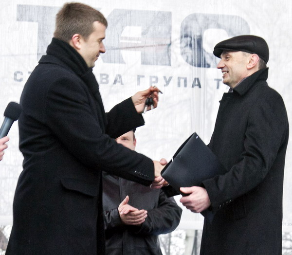 Ключі від автомобіля щасливий переможець акції отримав 20 січня нинішнього року. Їх вручив Голова правління АТ "Страхова група "ТАС" (приватне) Дмитро Грицута Ключі від автомобіля щасливий переможець акції отримав 20 січня нинішнього року. Їх вручив Голова правління АТ "Страхова група "ТАС" (приватне) Дмитро Грицута
