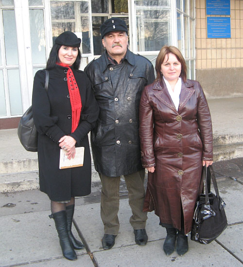 Письменник Василь Шкляр поміж двох Валентин. Із дружиною та депутаткою Черкаської облради Валентиною Коваленко. Письменник Василь Шкляр поміж двох Валентин. Із дружиною та депутаткою Черкаської облради Валентиною Коваленко.