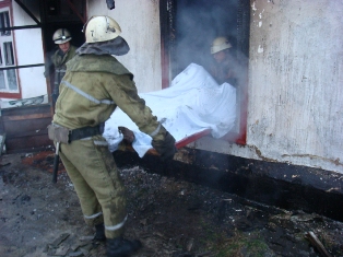 З чотирьох мешканців будинку пожежники встигли врятувати лише двох, проте один з них від отриманих опіків помер пізніше у лікарні. Фото ГУ МНС області З чотирьох мешканців будинку пожежники встигли врятувати лише двох, проте один з них від отриманих опіків помер пізніше у лікарні. Фото ГУ МНС області