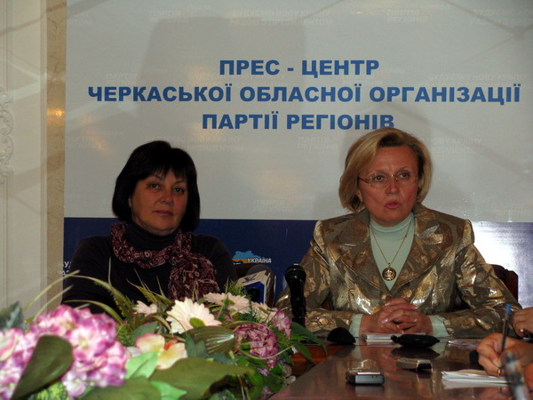 Поки що з Донецька жінок до керівництва Черкащиною не завозять... Софія Гнідая та Наталія Горбенко - активістки черкаської Партії регіонів Поки що з Донецька жінок до керівництва Черкащиною не завозять... Софія Гнідая та Наталія Горбенко - активістки черкаської Партії регіонів