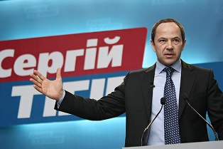 Чинний голова Городищенської райради змушений був іти до влади під прапорами «Сильної України», чий лідер – Віце-премєр-міністр Сергій Тігіпко – якраз лояльний до влади Чинний голова Городищенської райради змушений був іти до влади під прапорами «Сильної України», чий лідер – Віце-премєр-міністр Сергій Тігіпко – якраз лояльний до влади