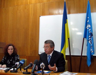 "Чи не боїтеся ви майже повної відсутності політичної конкуренції в нашій області?" "Чи не боїтеся ви майже повної відсутності політичної конкуренції в нашій області?"
