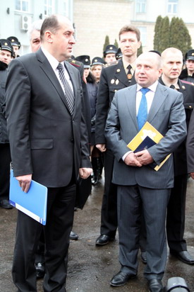 Перший заступник губернатора Сергій Рябцев (справа) інформує заступника МНС про протипожежну готовність Черкащини Перший заступник губернатора Сергій Рябцев (справа) інформує заступника МНС про протипожежну готовність Черкащини