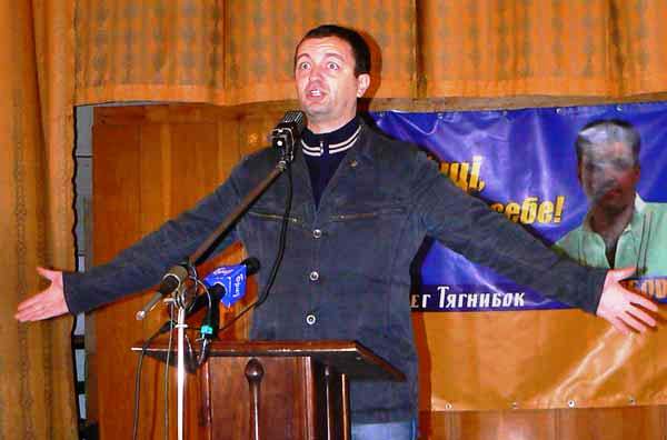 Новий керівник черкаського штабу "Свободи", кримчанин Едуард Леонов (фото - сайт "Українське життя в Севастополі") Новий керівник черкаського штабу "Свободи", кримчанин Едуард Леонов (фото - сайт "Українське життя в Севастополі")