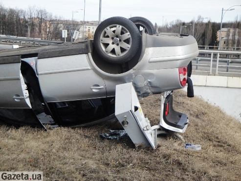 «Одразу після аварії, як виліз з авто, мені зателефонувала дружина. Запитала чи все гаразд. Я відповів, що так». «Одразу після аварії, як виліз з авто, мені зателефонувала дружина. Запитала чи все гаразд. Я відповів, що так».