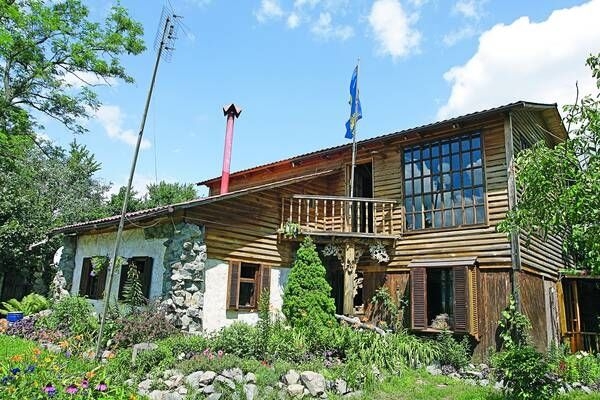 Двоповерхову дачу у селі Прохорівка Канівського району Черкаської області режисер Юрій Іллєнко побудував за кілька років до своєї смерті. На першому поверсі зробив сауну. Другий хотів обладнати під кіношколу (фото - "Газета по-українськи") Двоповерхову дачу у селі Прохорівка Канівського району Черкаської області режисер Юрій Іллєнко побудував за кілька років до своєї смерті. На першому поверсі зробив сауну. Другий хотів обладнати під кіношколу (фото - "Газета по-українськи")