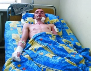 Таксист Віталій Куций лежить у вівторок, 12 липня, в лікарні міста Умань на Черкащині. Лікарі кажуть, він одужає через три тижні (фото - "Газета по-українськи") Таксист Віталій Куций лежить у вівторок, 12 липня, в лікарні міста Умань на Черкащині. Лікарі кажуть, він одужає через три тижні (фото - "Газета по-українськи")