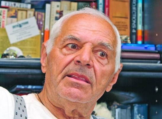Режисер Юрій Іллєнко помер від раку торік у червні. Його кремували. Прах закопали на дачі біля каплички (фото - "Газета по-українськи") Режисер Юрій Іллєнко помер від раку торік у червні. Його кремували. Прах закопали на дачі біля каплички (фото - "Газета по-українськи")