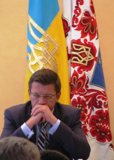 "І ви переадресовуєте мені звернення виборців: міський голова, наведи порядок, бо в мене на окрузі біля генделика п’ють ввечері, матюкаються і таке інше" "І ви переадресовуєте мені звернення виборців: міський голова, наведи порядок, бо в мене на окрузі біля генделика п’ють ввечері, матюкаються і таке інше"