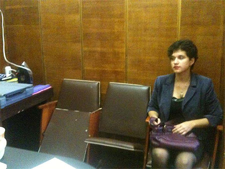 Дівчина у Печерському райвідділі кримінальної міліції за хвилину до звільнення. Фото з Facebook депутата від НУНС Андрія Парубія Дівчина у Печерському райвідділі кримінальної міліції за хвилину до звільнення. Фото з Facebook депутата від НУНС Андрія Парубія