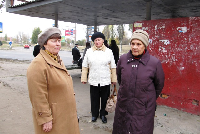 Раїса Григорівна (у центрі) їздить тролейбусом на заняття хору ветеранів "Азоту" Раїса Григорівна (у центрі) їздить тролейбусом на заняття хору ветеранів "Азоту"