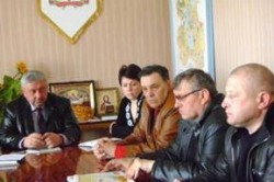 Леонід Єгоров і тальнівські чиновники (фото - Черкаська ОДА) Леонід Єгоров і тальнівські чиновники (фото - Черкаська ОДА)