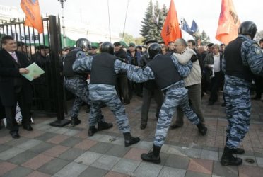 1 листопада люди вкотре протестували проти скасування пільг під стінами Верховної Ради. Фото УНІАН 1 листопада люди вкотре протестували проти скасування пільг під стінами Верховної Ради. Фото УНІАН