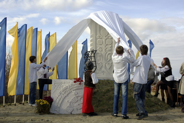 Пам'ятник "розмовляє" мовою символів і знаків з дідами-прадідами Пам'ятник "розмовляє" мовою символів і знаків з дідами-прадідами