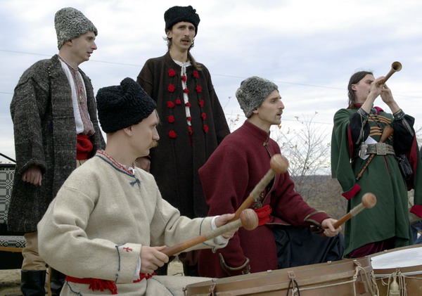До збору коштів на виготовлення пам'ятнику долучались і діячі культури, зокрема гурт "Гуляйгород" До збору коштів на виготовлення пам'ятнику долучались і діячі культури, зокрема гурт "Гуляйгород"