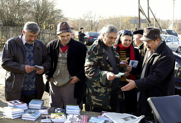 Відомий український письменник Василь Шкляр (у центрі) пішов зі своїми книжками у народ Відомий український письменник Василь Шкляр (у центрі) пішов зі своїми книжками у народ