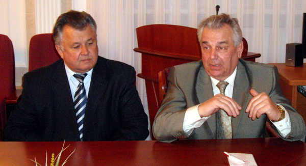 Керівники Пенсійного фонду і Червоного Хреста переконані, що люди голосували особисто за них, а не за вагомі посади Керівники Пенсійного фонду і Червоного Хреста переконані, що люди голосували особисто за них, а не за вагомі посади