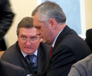 Голова Чигиринської РДА Калашников, вочевидь, на Черкащині втілює прийоми керування, до яких звик на Харківщині, де за часів Леоніда Кучми він також керував районом Голова Чигиринської РДА Калашников, вочевидь, на Черкащині втілює прийоми керування, до яких звик на Харківщині, де за часів Леоніда Кучми він також керував районом