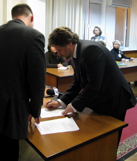 Без пафосу отримує посвідчення і кандидат Чернявський Без пафосу отримує посвідчення і кандидат Чернявський