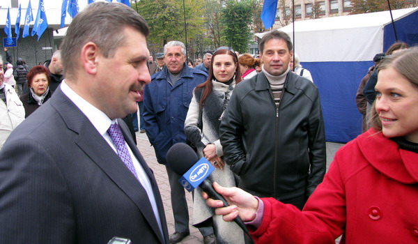 "...жителі Черкас – це для мене справжній керівник і обов’язки, і вказівки якого я буду виконувати..." - ці полум'яні слова обов'язково увійдуть у сюжет "Сміла-ТБ". Скоро на екранах... "...жителі Черкас – це для мене справжній керівник і обов’язки, і вказівки якого я буду виконувати..." - ці полум'яні слова обов'язково увійдуть у сюжет "Сміла-ТБ". Скоро на екранах...