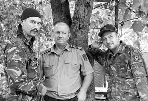 Олександр Куча ( праворуч) з побратимом Дмитром Назаренком і командиром Канівського козацького полку Василем Спіжовим. Фото - "Сільські вісті" Олександр Куча ( праворуч) з побратимом Дмитром Назаренком і командиром Канівського козацького полку Василем Спіжовим. Фото - "Сільські вісті"