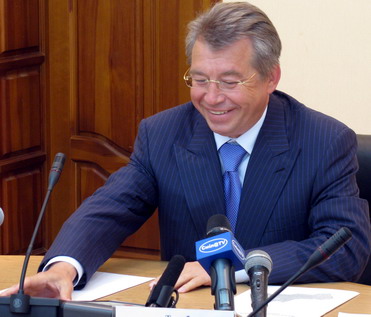 Завжди оперативна фотослужба губернатора чомусь знімки з ефіру не публікує. Тому подаємо фото Сергія Тулуба із його прес-конференції в ОДА Завжди оперативна фотослужба губернатора чомусь знімки з ефіру не публікує. Тому подаємо фото Сергія Тулуба із його прес-конференції в ОДА
