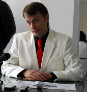 Актор грає роль специфічного кандидата на посаду мера Черкас Актор грає роль специфічного кандидата на посаду мера Черкас