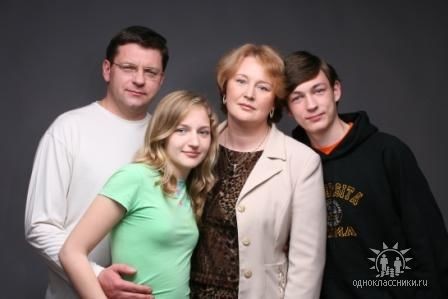 Cім'я Одаричів: Сергій з дружиною Анжелою та дітьми Наталею і Андрієм Cім'я Одаричів: Сергій з дружиною Анжелою та дітьми Наталею і Андрієм