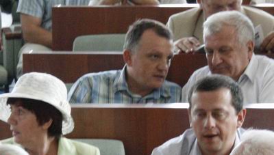 Андрій Дзюба (у центрі) найбільше розчарований, що за його звільнення голосували начебто "хороші друзі" Андрій Дзюба (у центрі) найбільше розчарований, що за його звільнення голосували начебто "хороші друзі"