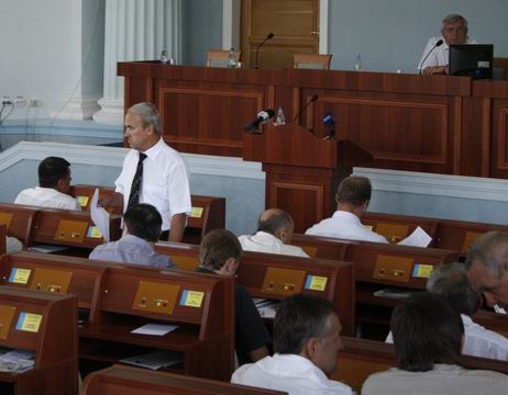 Від сьогодні у опозиції в облраді залишилась тільки одна посада - голови обласної ради. Зараз її обіймає Володимир Гресь. Він був відсутній на засіданні, тому його вів перший заступник Віктор Павліченко. Від сьогодні у опозиції в облраді залишилась тільки одна посада - голови обласної ради. Зараз її обіймає Володимир Гресь. Він був відсутній на засіданні, тому його вів перший заступник Віктор Павліченко.