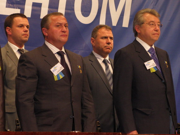 Герой України і губернатор Сергій Тулуб та Герой України і претендент на крісло черкаського губернатора Геннадій Бобов. До призначення Тулуба, власник цукрозаводів Бобов пропонував себе на пост голови Черкаської ОДА Герой України і губернатор Сергій Тулуб та Герой України і претендент на крісло черкаського губернатора Геннадій Бобов. До призначення Тулуба, власник цукрозаводів Бобов пропонував себе на пост голови Черкаської ОДА