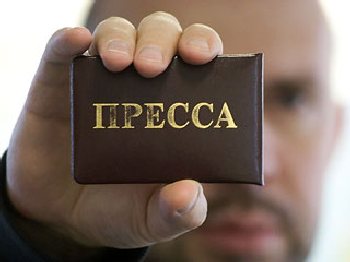У редакціях державних ЗМІ Черкащини (ОДТРК, "Нова Доба" і "Черкаський край") вже звикли, що "корочки" показують не журналісти, а перевіряючі У редакціях державних ЗМІ Черкащини (ОДТРК, "Нова Доба" і "Черкаський край") вже звикли, що "корочки" показують не журналісти, а перевіряючі