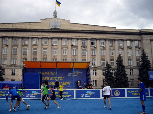 Про безпеку студентів та черкащан, а майданчик розташували безпосередньо коло зупинки транспорту, ніхто не думає Про безпеку студентів та черкащан, а майданчик розташували безпосередньо коло зупинки транспорту, ніхто не думає