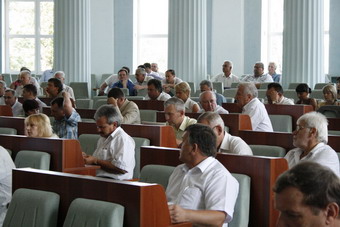 Більша кількість депутатських місць послаблює адміністративний вплив на вибори Більша кількість депутатських місць послаблює адміністративний вплив на вибори