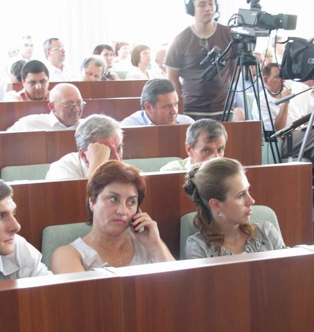 Почувши новину про свою відставку, Елеонора Левицька постійно з кимось спілкувалась по телефону Почувши новину про свою відставку, Елеонора Левицька постійно з кимось спілкувалась по телефону