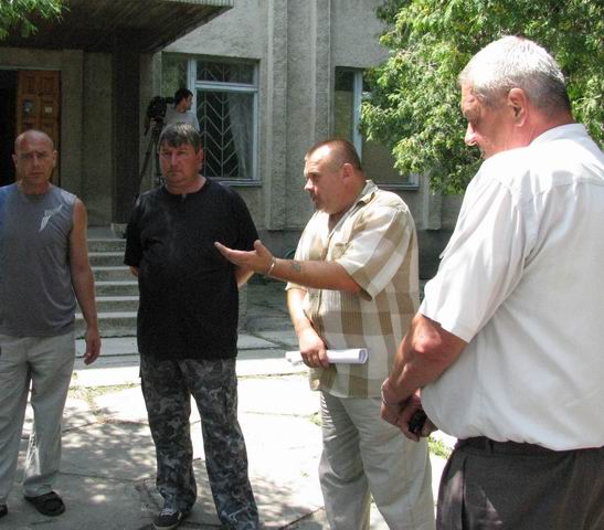 Охоронці: Чиновники нам погрожували міліцією, яка "поламає нам руки і ноги" Охоронці: Чиновники нам погрожували міліцією, яка "поламає нам руки і ноги"