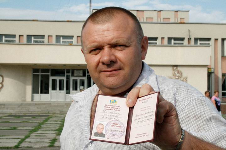Одним з перших партійний квиток у Чорнобаївському районі отримав Валерій Черінько. З 2005-го року організація зросла з п'яти членів до трьох тисяч. Одним з перших партійний квиток у Чорнобаївському районі отримав Валерій Черінько. З 2005-го року організація зросла з п'яти членів до трьох тисяч.