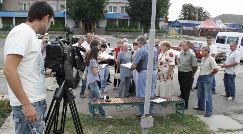 Голови первинних організацій,партійні активісти з усього Чорнобаївського району і журналісти приїхали на повторну конференцію, яку... ніхто й не збирався проводити Голови первинних організацій,партійні активісти з усього Чорнобаївського району і журналісти приїхали на повторну конференцію, яку... ніхто й не збирався проводити