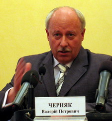 Валерій Черняк готується передати керівництво обласною лікарнею своєму заступнику Олександру Дуднику Валерій Черняк готується передати керівництво обласною лікарнею своєму заступнику Олександру Дуднику